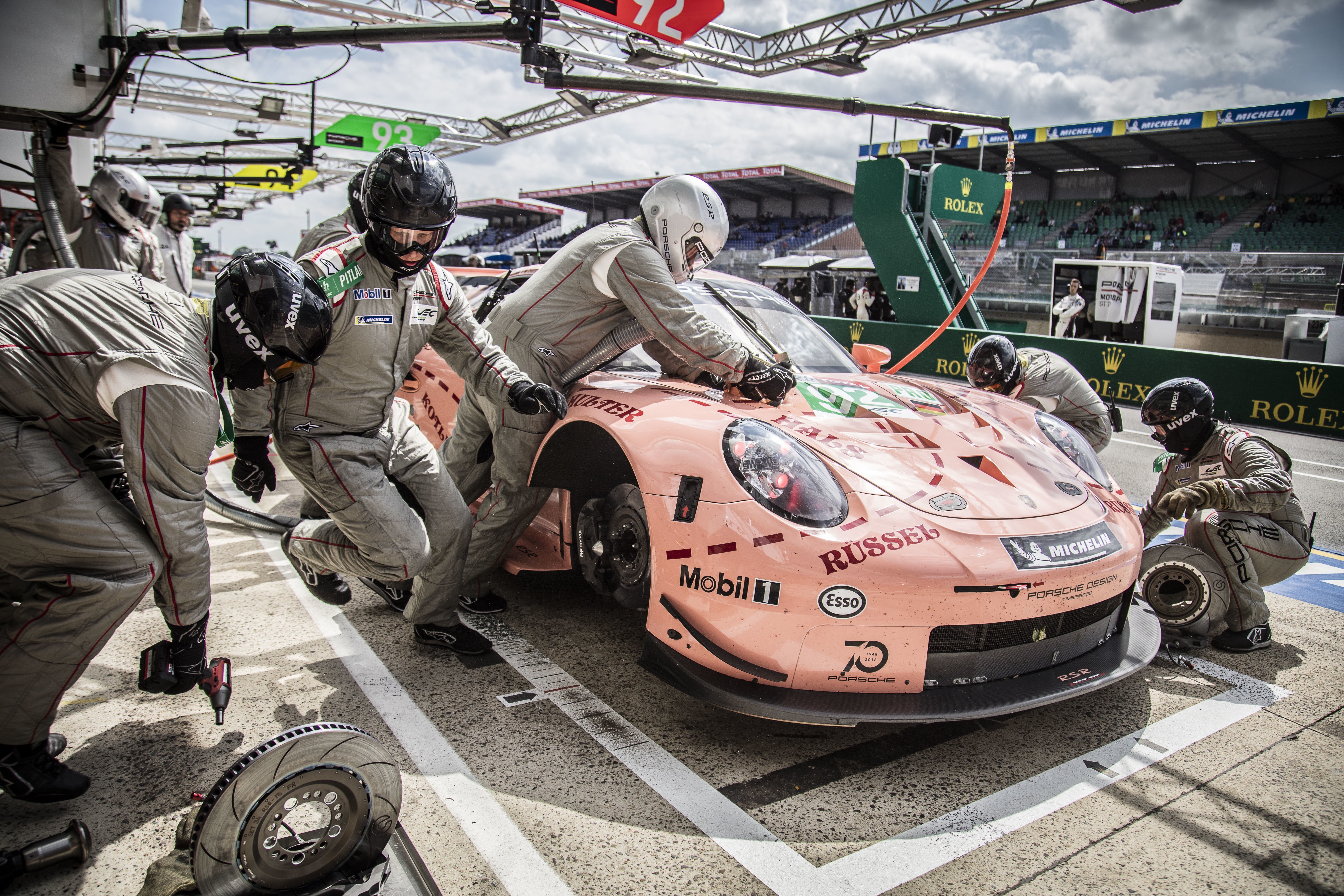 PORSCHE_Repostaje y cambio de frenos del 911 RSR, camino a la victoria en LMGTE-Pro en Le Mans 2018