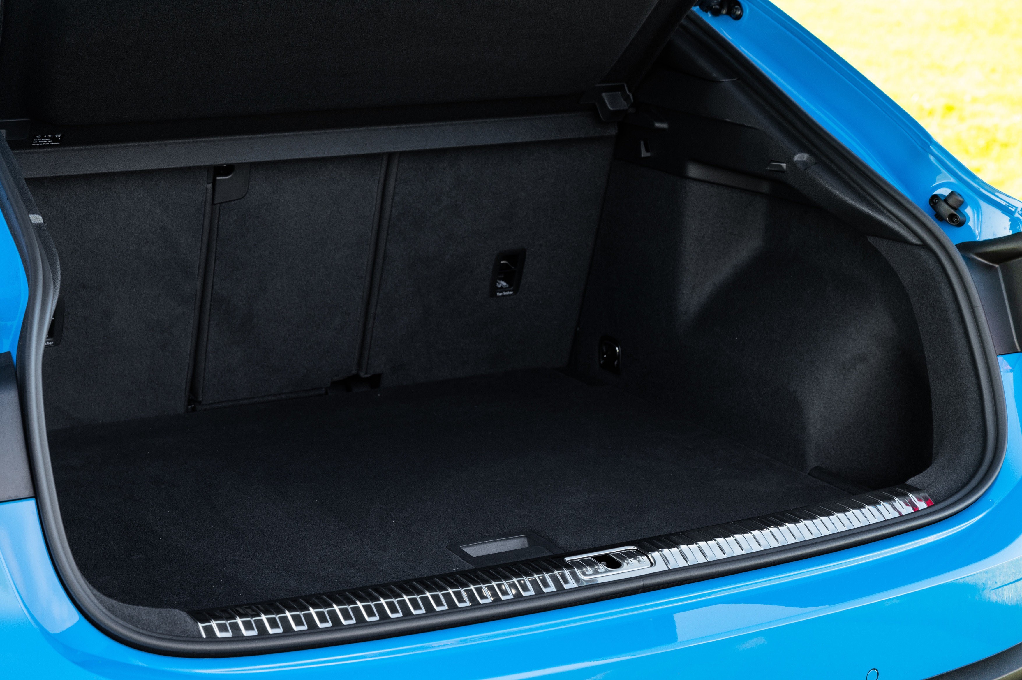 Luggage compartment, 
Colour: Turbo blue