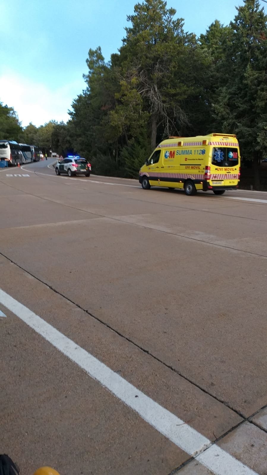 Ambulancia escoltada por la Guardia civil en el Valle de los Caídos