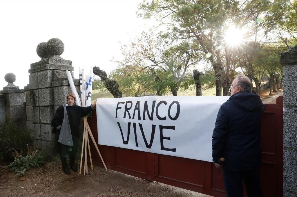 Pancarta a las puertas del Valle de los Caídos. Fuente: EFE
