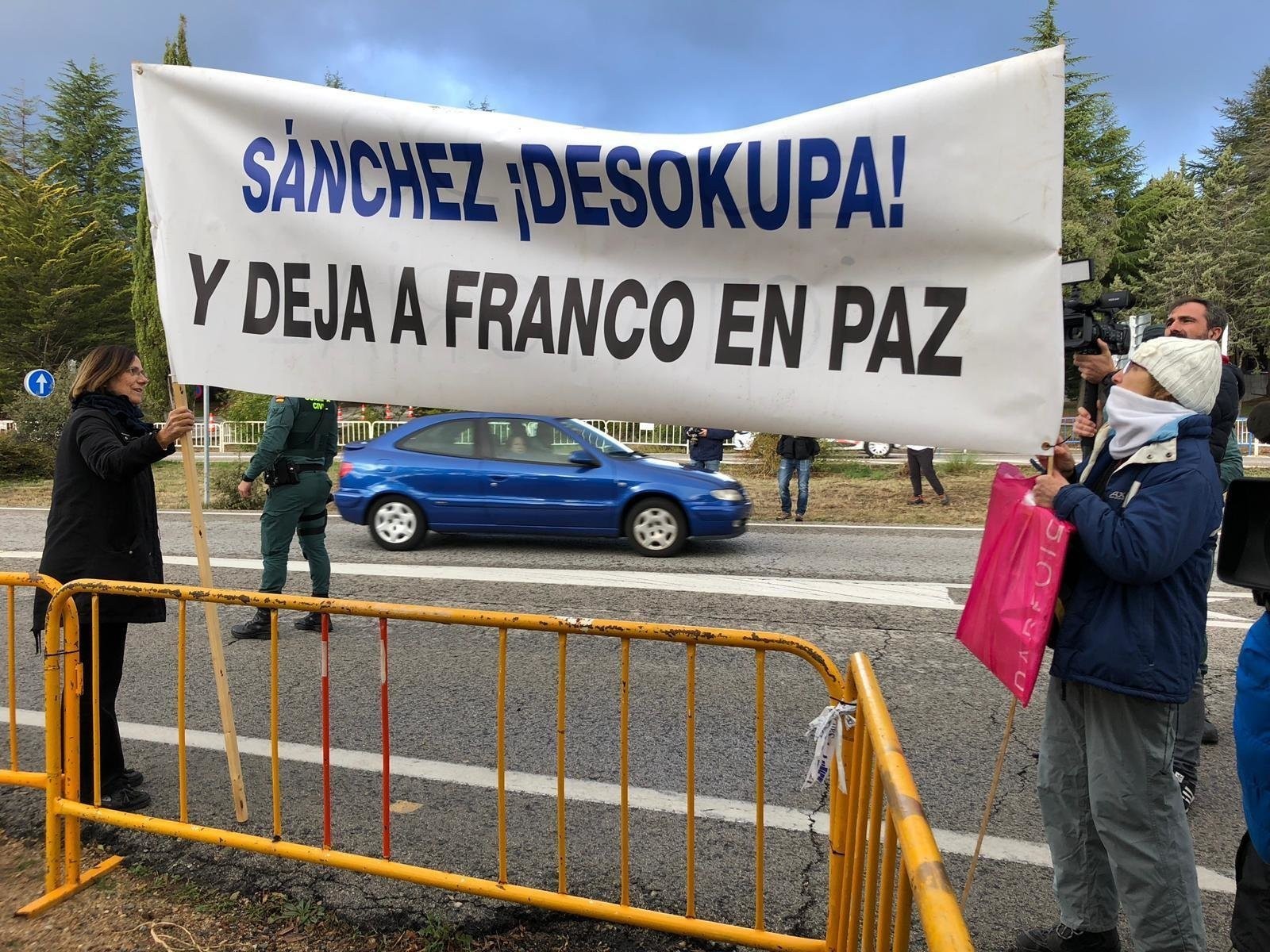 Pancarta a las puertas del Valle de los Caídos. Fuente: EFE