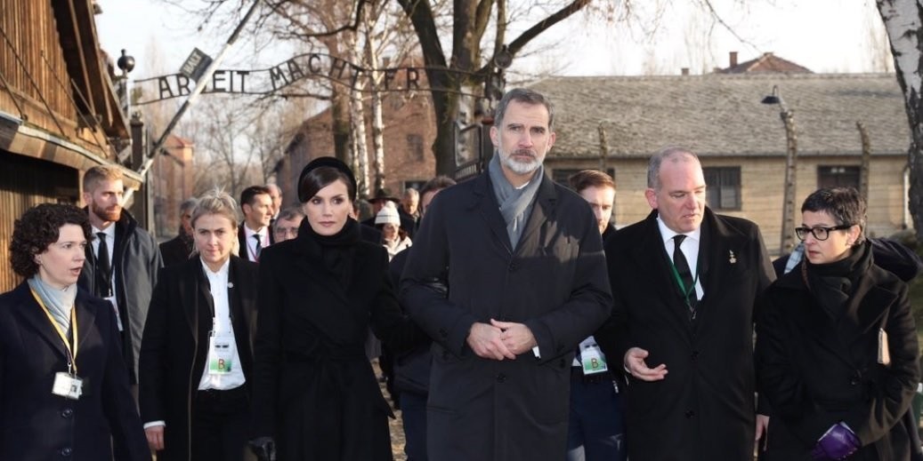 Los reyes Felipe y Letizia visitan el campo de concentración de Auschwitz.