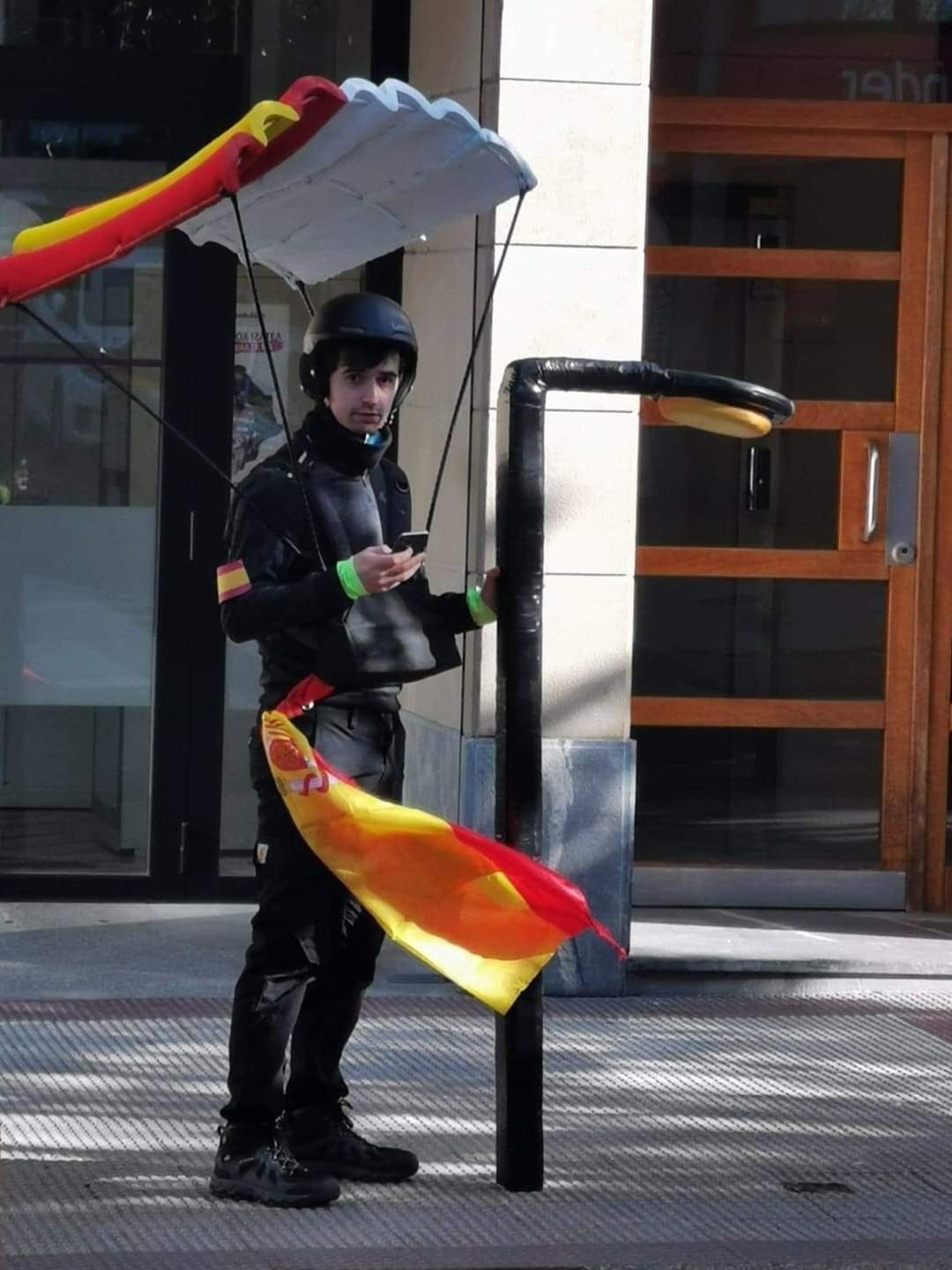Hombre disfrazado del paracaidista accidentado.