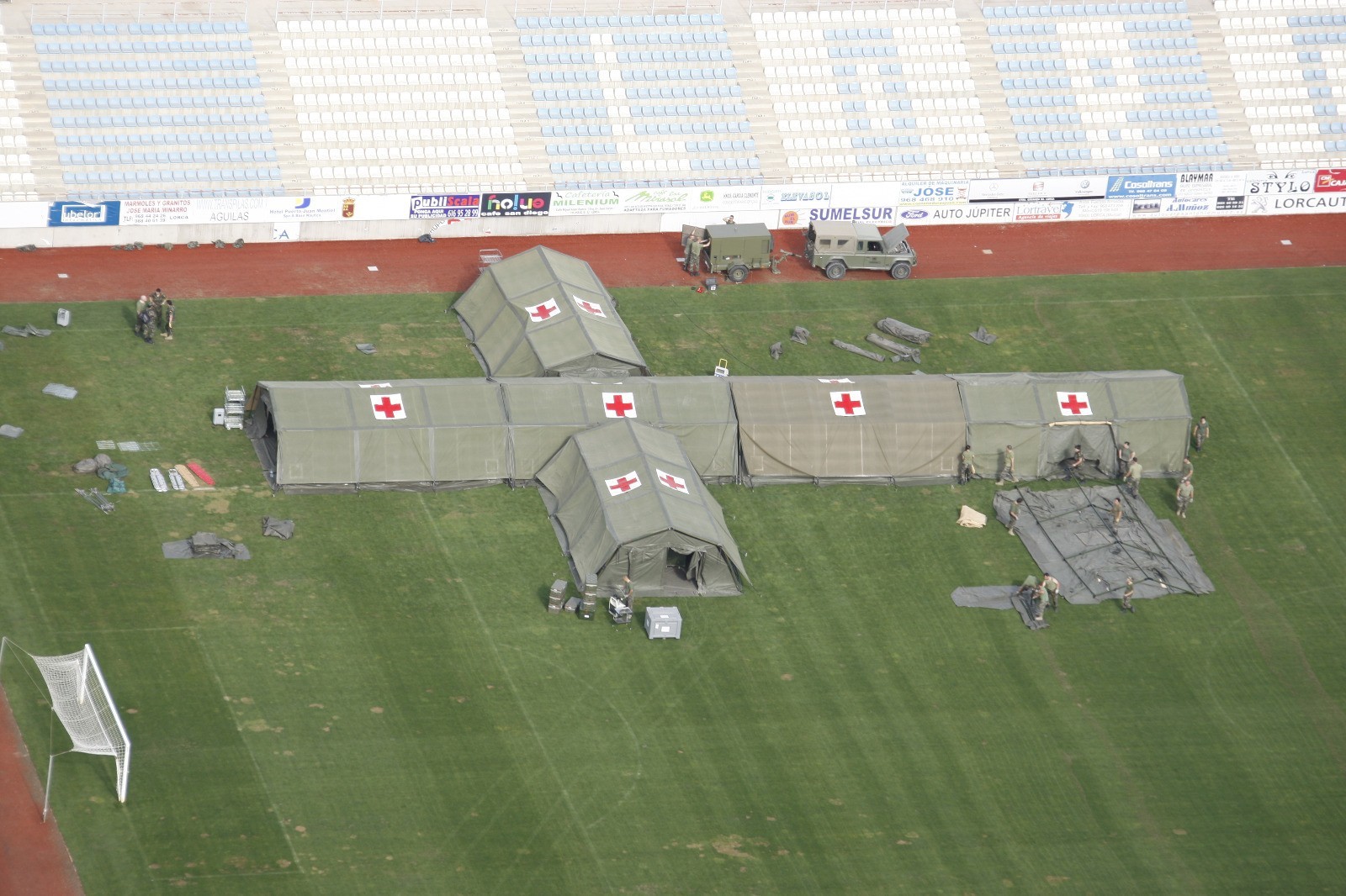 Hospital de campaña en el campo de fútbol de Lorca.