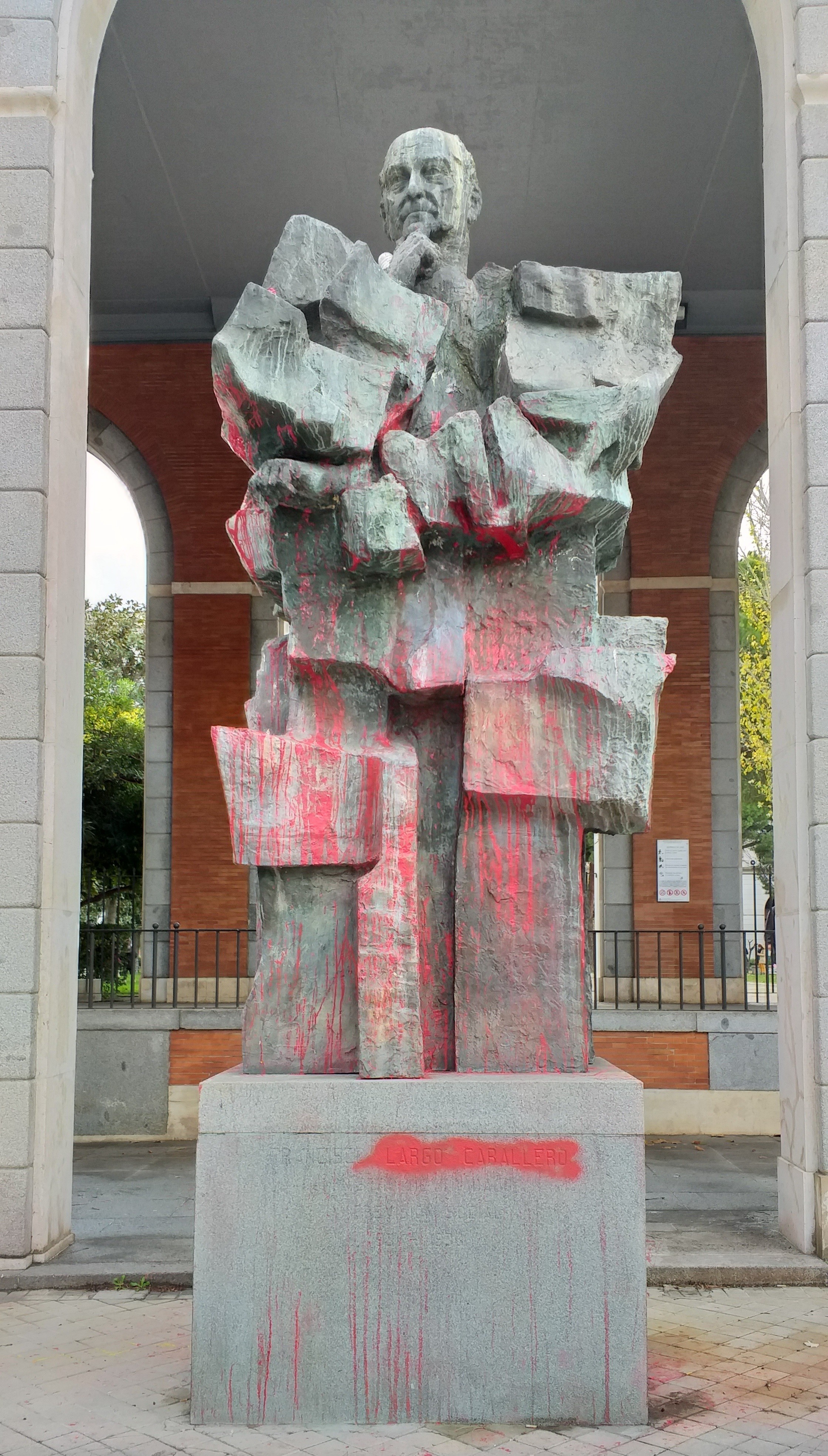 Estatua de Francisco Largo Caballero en Nuevos Ministerios (Madrid).