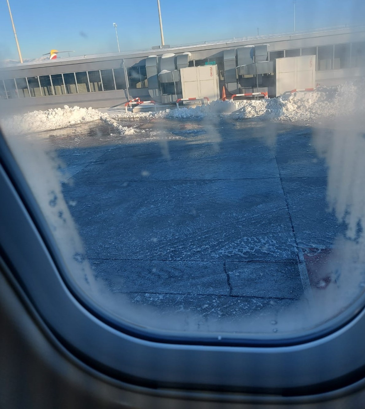 Vistas desde un avión de Iberia del acceso a pista congelado en el aeropuerto de Madrid