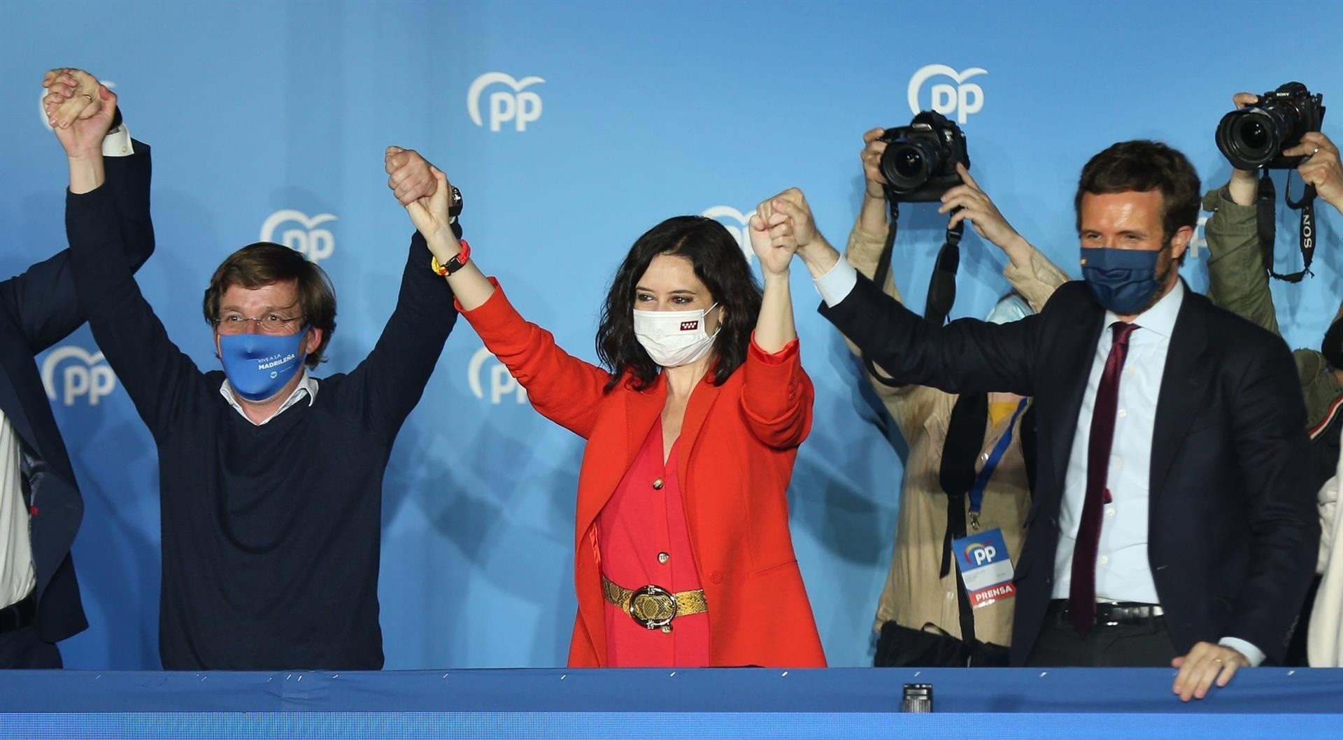 Isabel Díaz Ayuso, en el centro, celebra su victoria en las elecciones de la Comunidad de Madrid.