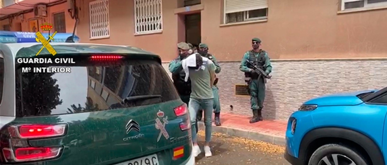 La Guardia Civil detiene a un joven que difundía propaganda yihadista del Daesh.