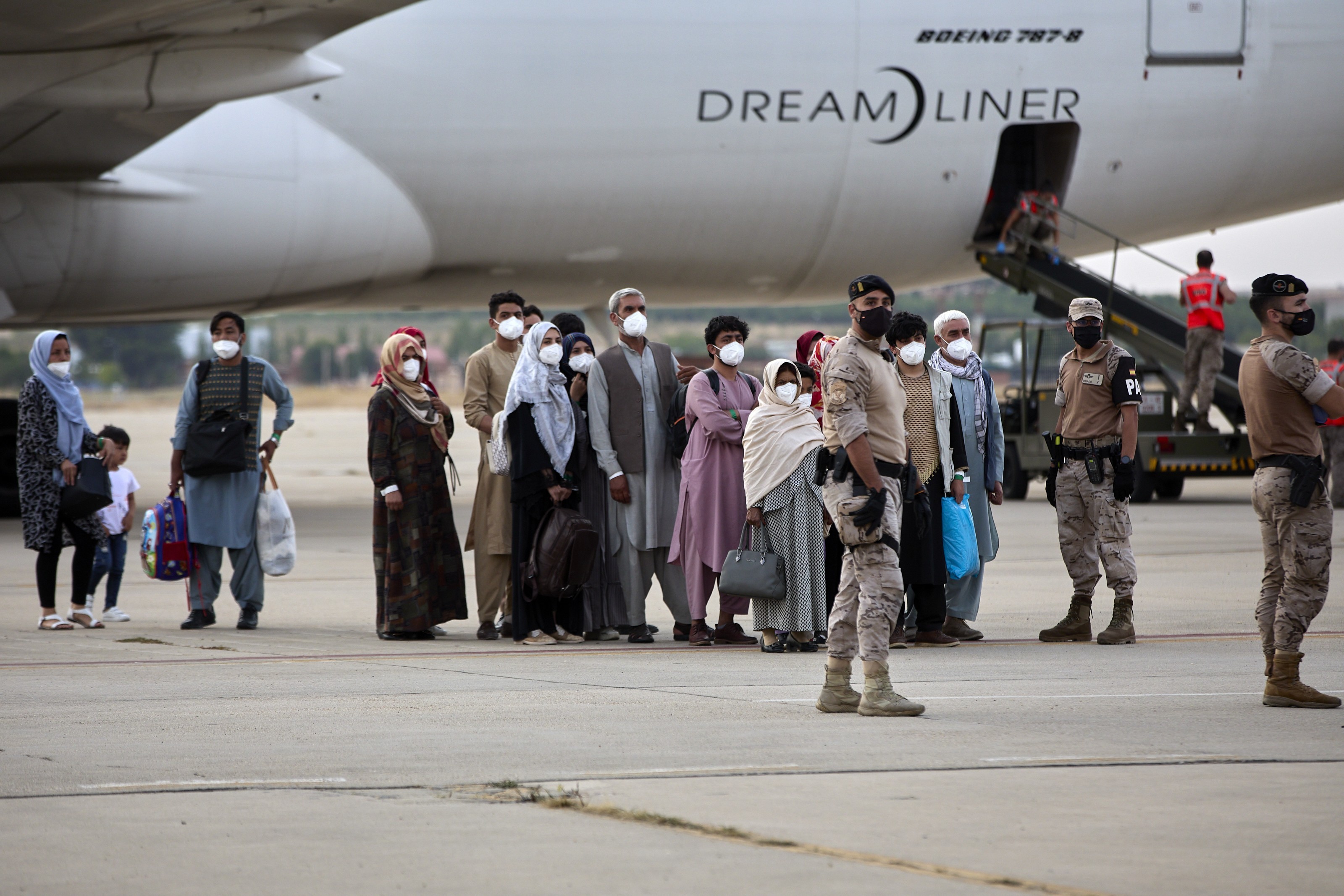 Varios refugiados afganos llegan a la base aérea de Torrejón de Ardoz a 24 de agosto de 2021.