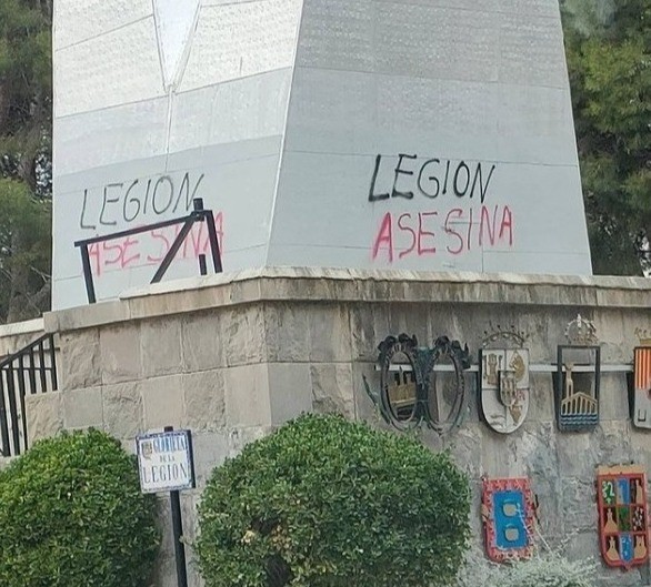 Pintada en el Monumento a la Legión, en Zaragoza.