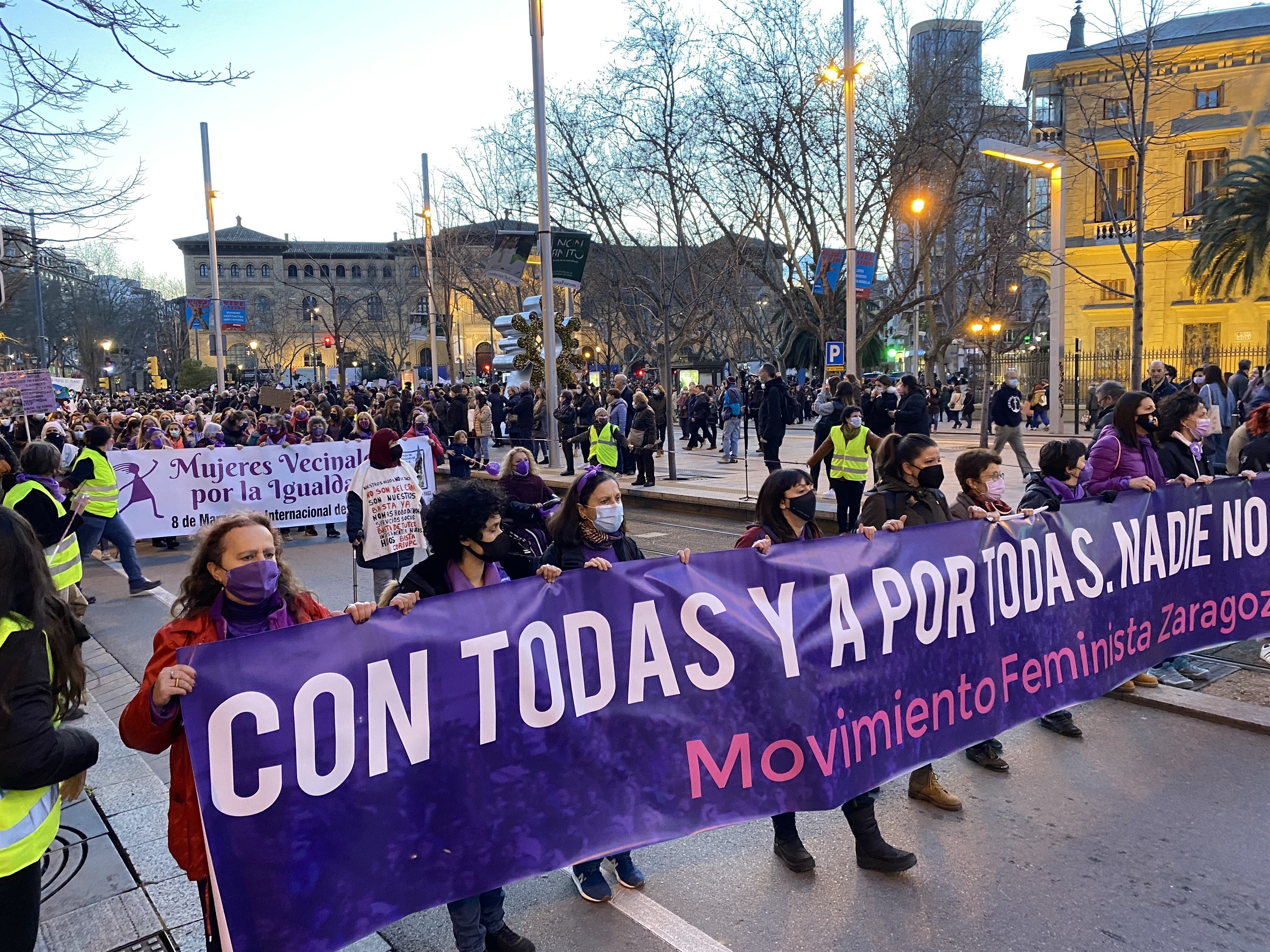 El movimiento feminista reúne a miles de manifestantes en Zaragoza para reivindicar la igualdad real