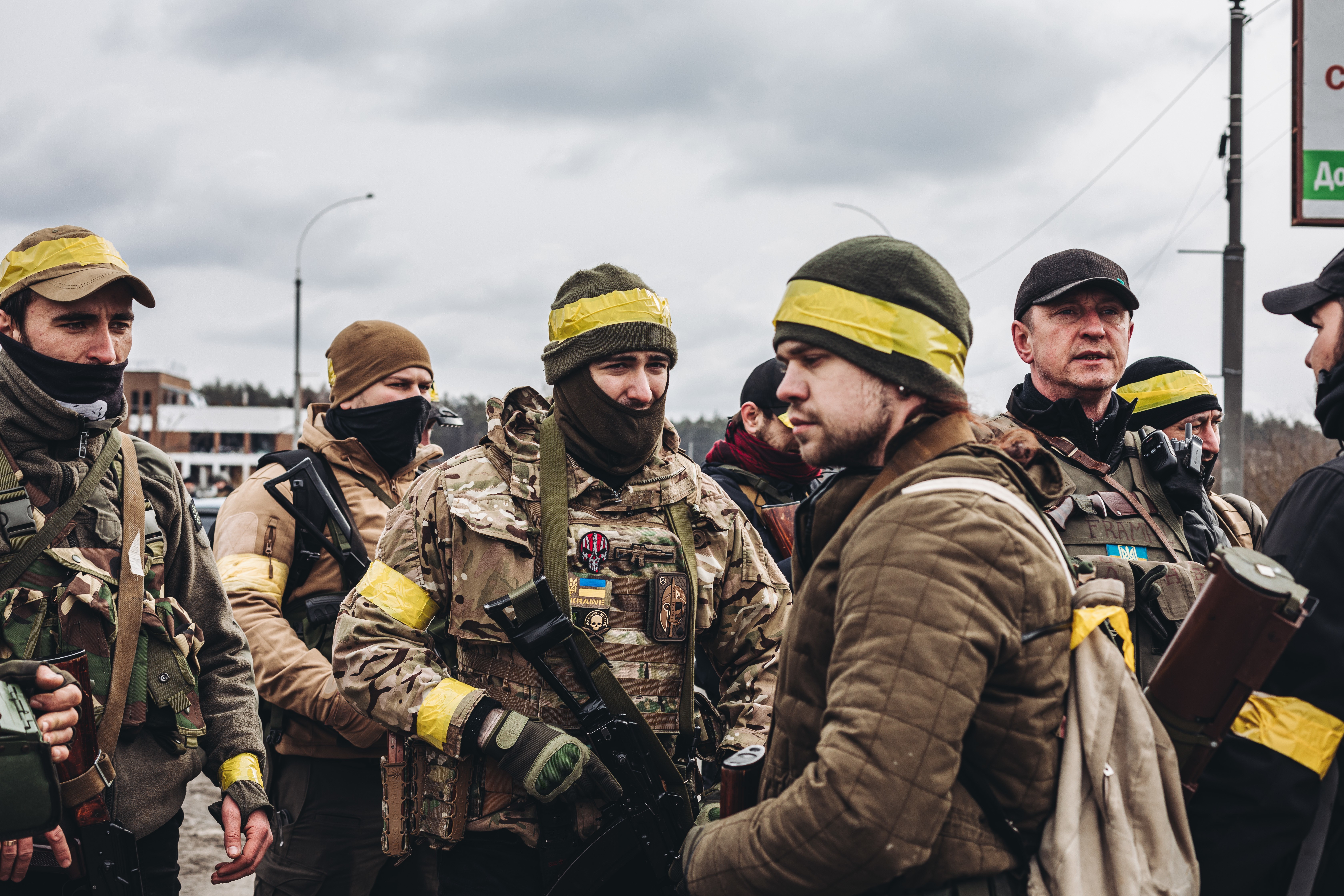 Varios soldados del ejército ucraniano en Irpin (Ucrania).