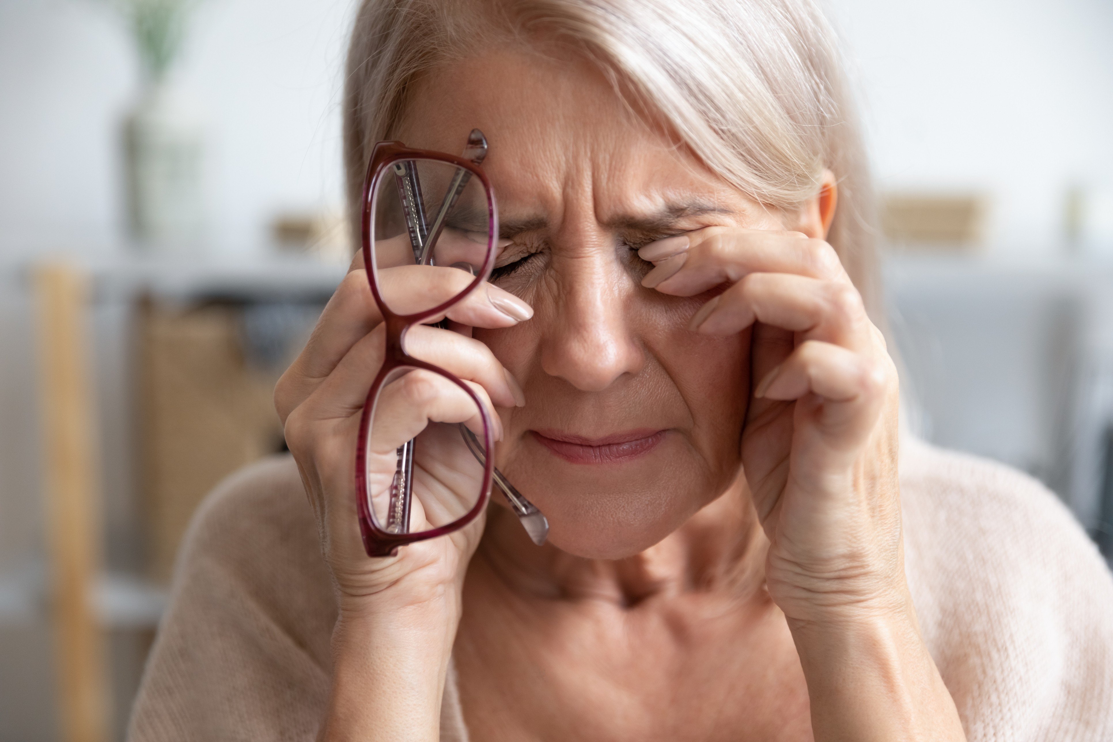 Почему с возрастом снижается зрение. Ухудшение зрения. Нарушение зрения у пожилых. Ухудшение зрения у пожилых.