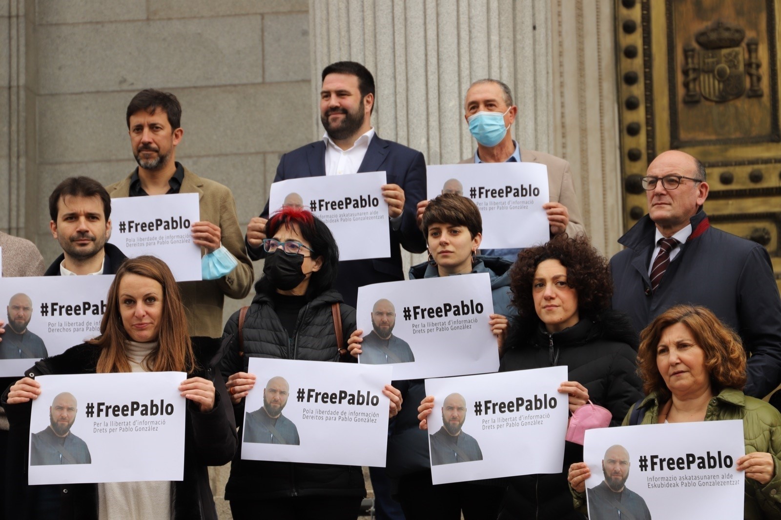 Representantes de EH Bildu, Unidas Podemos, ERC, PNV, Junts, CUP, BNG y Compromis se concentran ante el Congreso por la liberación del periodista Pablo González.