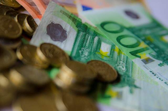 La comisión media por mantener una cuenta bancaria y una tarjeta sube un 24%, hasta los 174 euros
