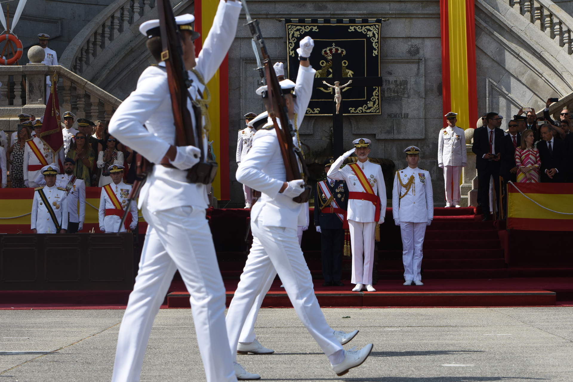 El Rey Felipe VI preside la entrega de Reales Despachos a los nuevos oficiales de la Armada, en la Escuela Naval Militar, a 16 de julio de 2022, en Marín, Pontevedra.