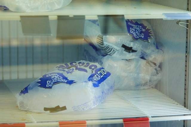 Detalle de una bolsa de cubos de hielo en un supermercado tras la falta de éstos por la gran demanda, a 4 de agosto de 2022 en Sevilla.
