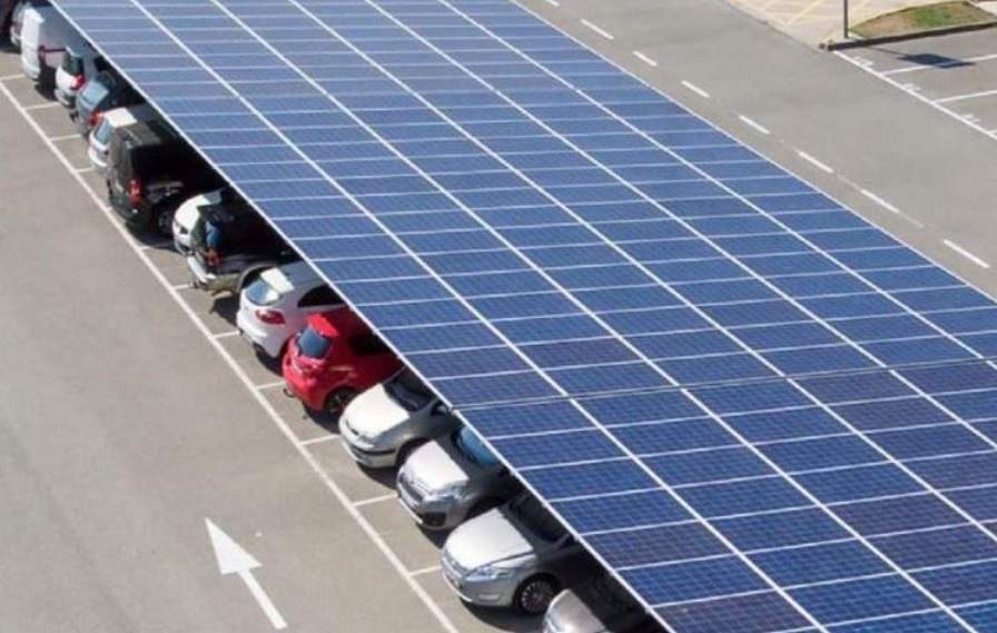 Nueva medida de Moncloa para ahorrar energía: placas solares en su aparcamiento