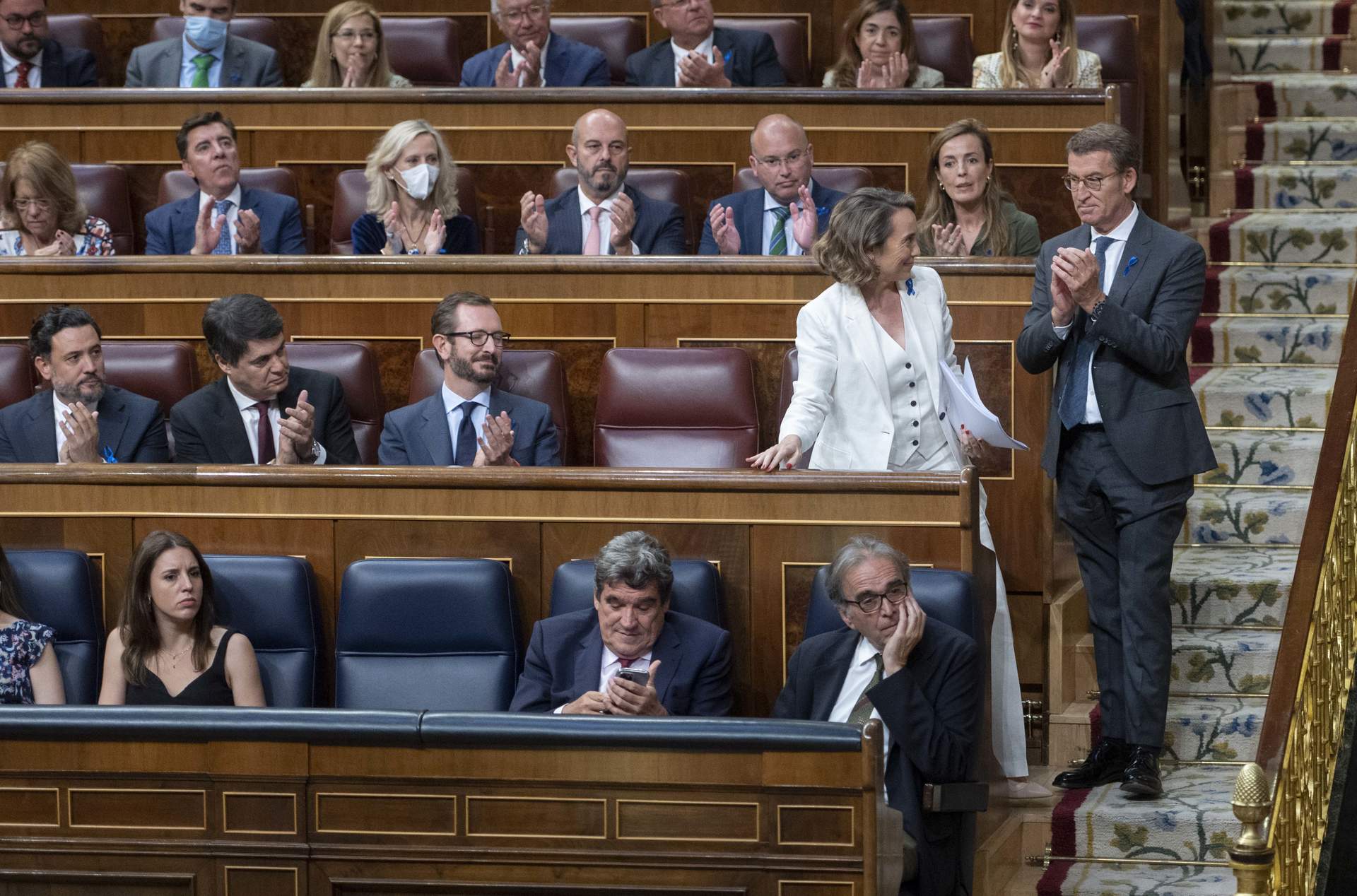 El líder del PP, Alberto Núñez Feijóo, aplaude a la secretaria general y portavoz del PP, Cuca Gamarra, en el Debate sobre el Estado de la Nación, en el Congreso de los Diputados, a 12 de julio de 2022, en Madrid.