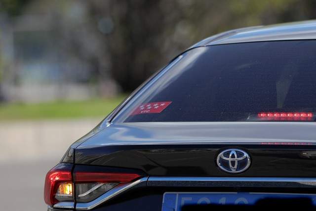 Un coche VTC circula por una calle, en Madrid. (Foto: Europa Press)