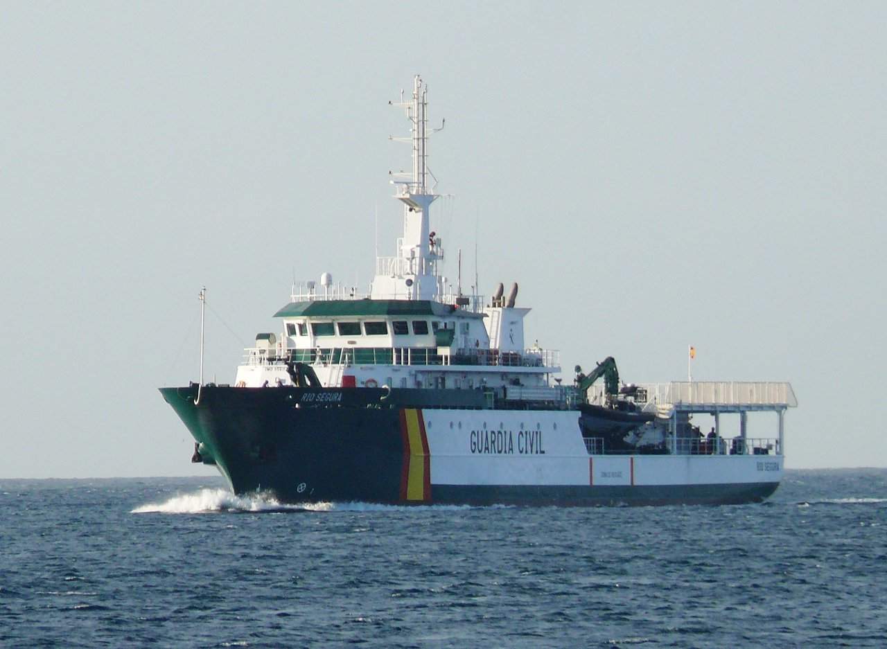 La Guardia Civil desactiva 25 bengalas náuticas incautadas en La Manga del  Mar Menor