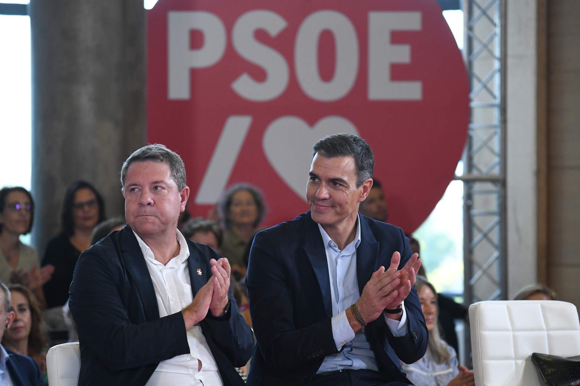 García-Page esconde un plan para sustituir a Pedro Sánchez como líder del PSOE con la ayuda de Felipe González