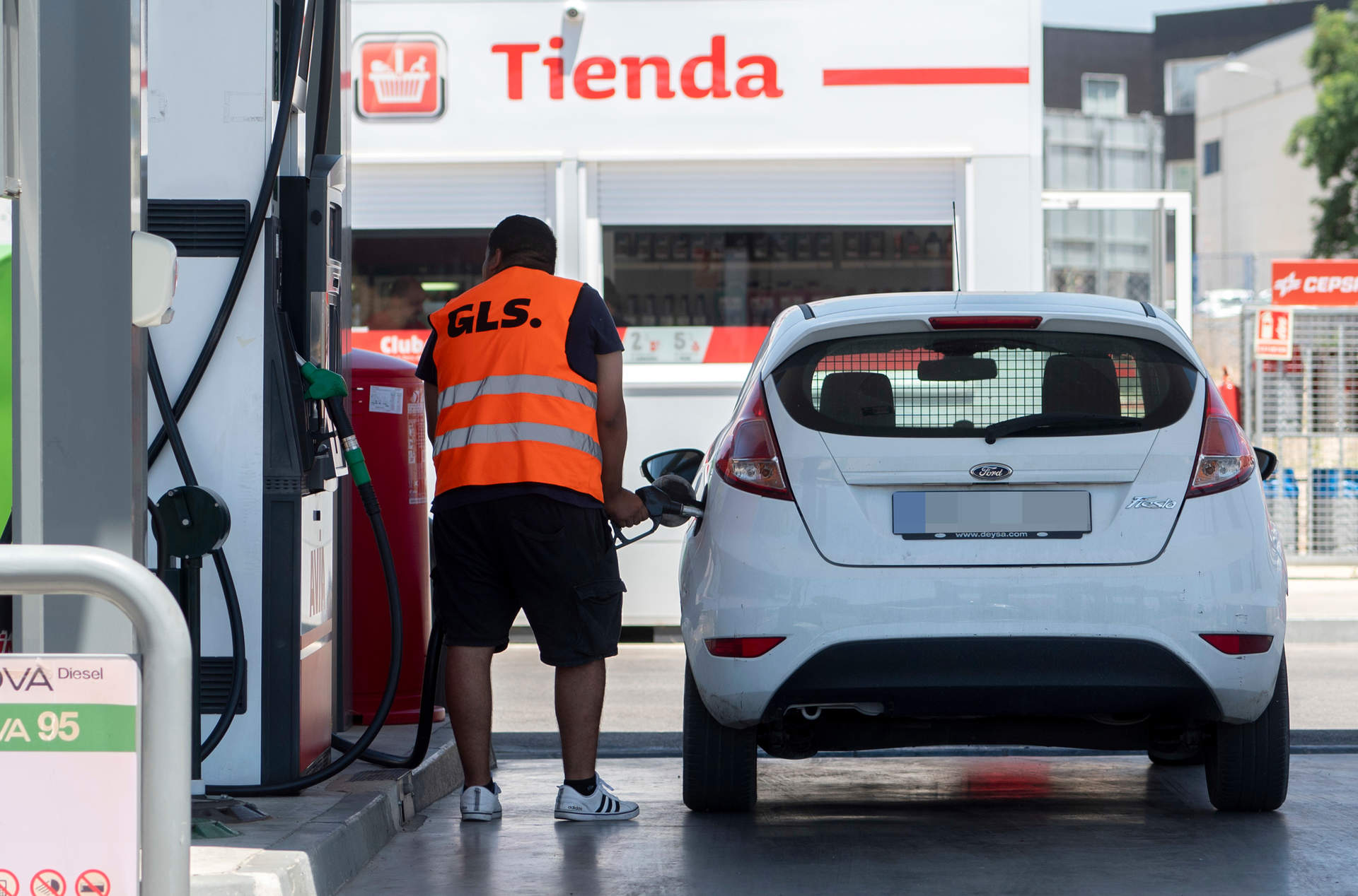Los carburantes continúan su caída: la gasolina baja un 0,24% y el diésel un 0,77%