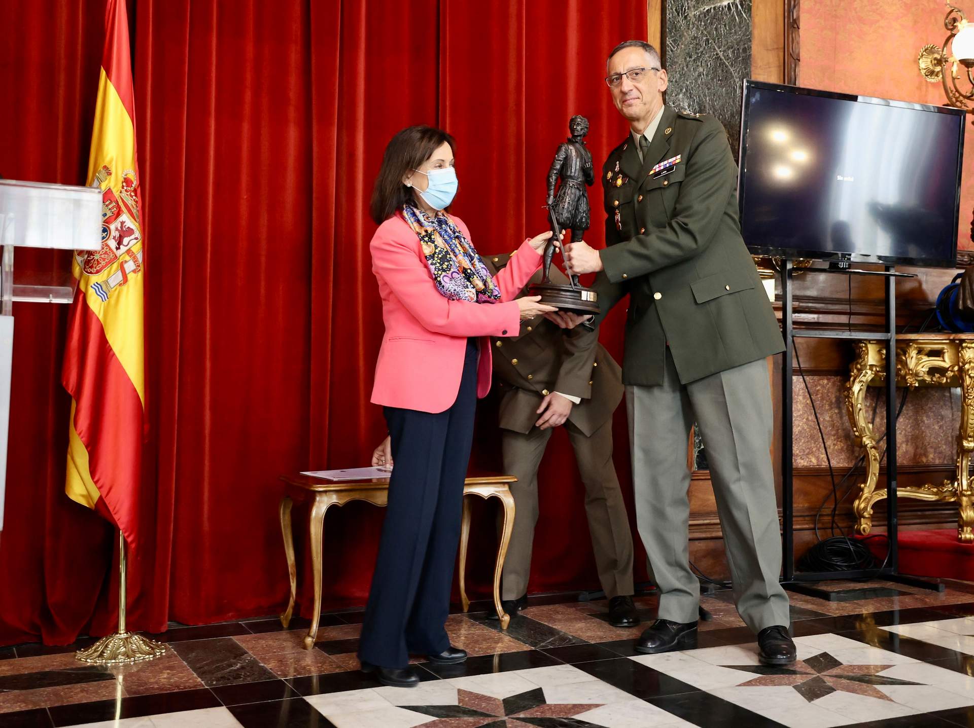 Margarita Robles y el general Juan Antonio Lara (Foto: Marco Romero / MDE).