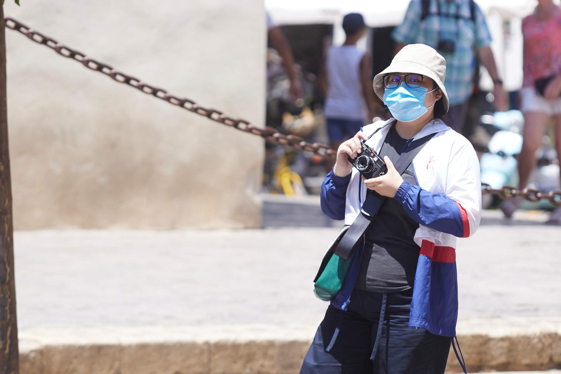 Una turista asiática se protege del sol con una prenda de manga larga para evitar quemaduras en el primer día de la segunda ola de calor, a 7 de julio de 2022 en Sevilla (Andalucía, España)
