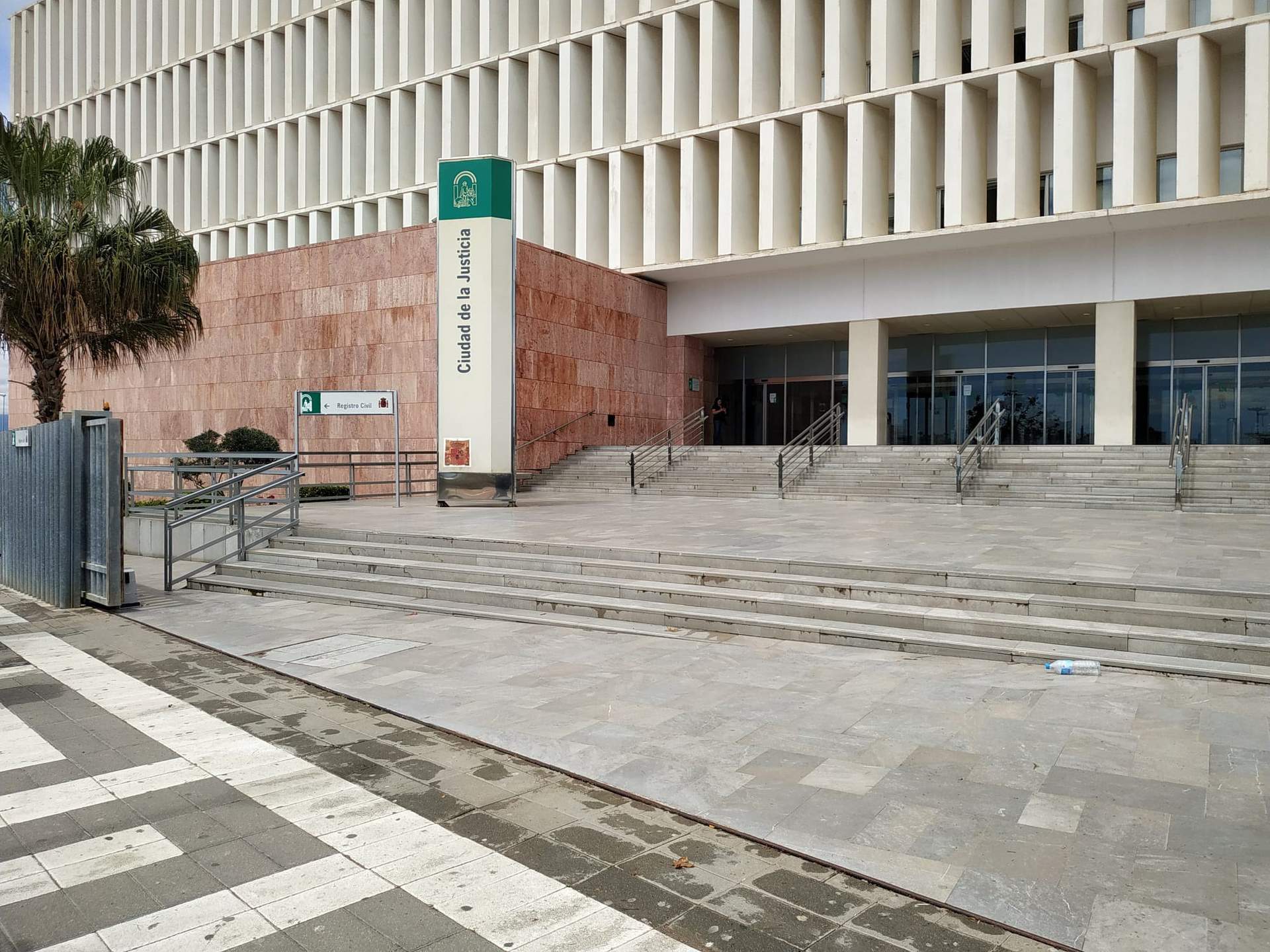 Prisión para los padres detenidos por malos tratos y lesiones a su bebé de un mes que está en UCI en Málaga