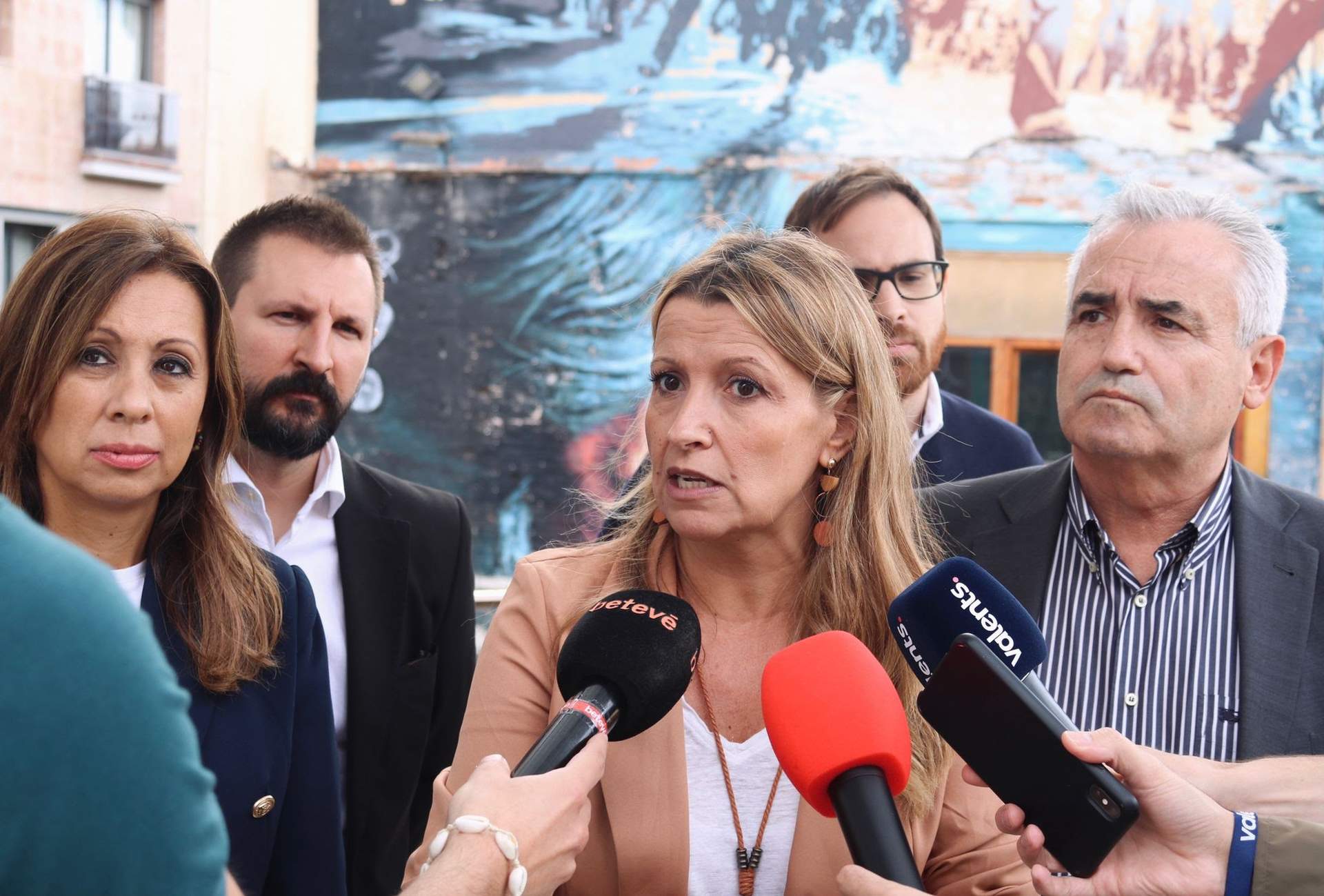 La líder de Valents en Barcelona, Eva Parera, atiende a los medios de comunicación.