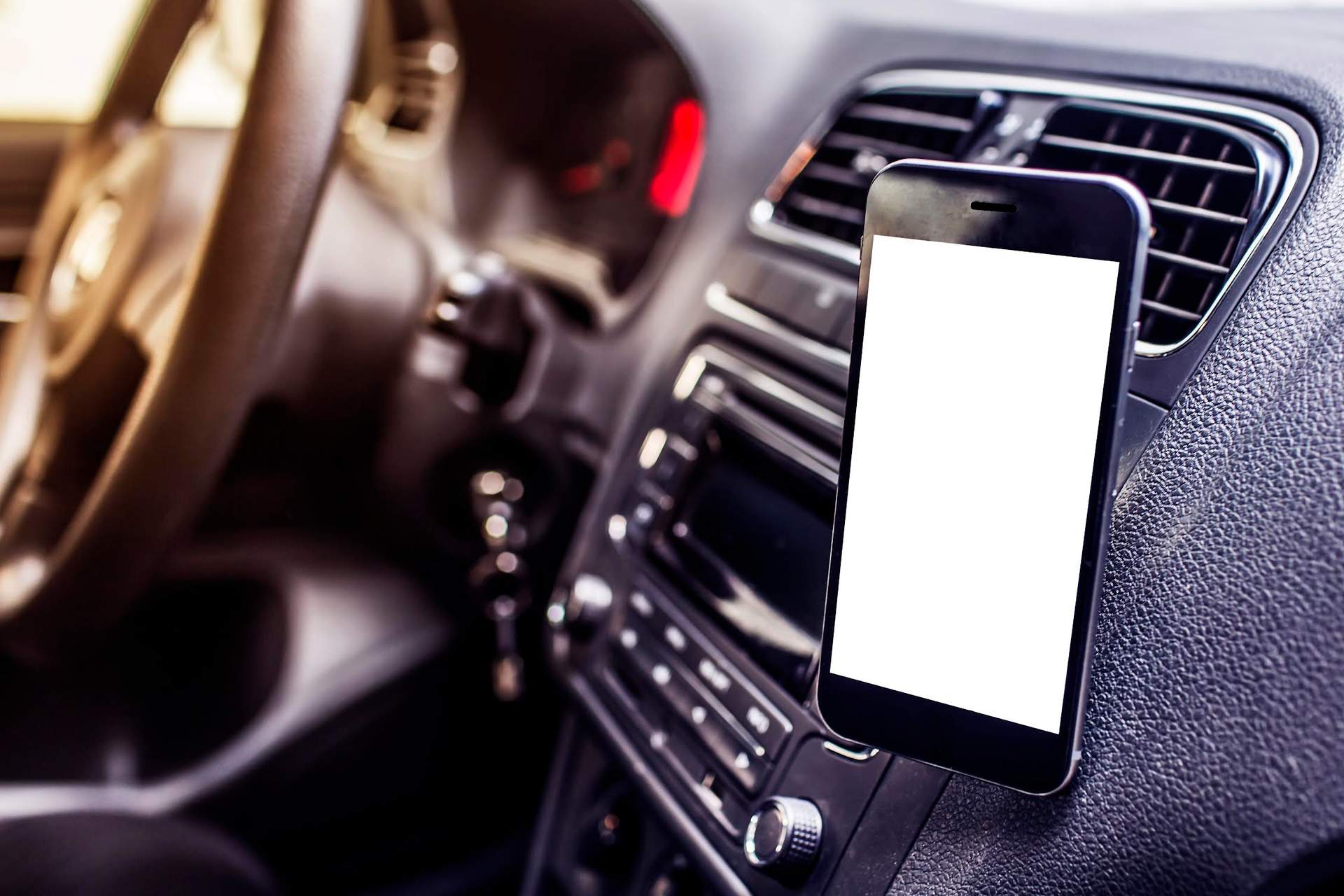 Cómo acertar con el soporte de móvil para el coche y evitar las nuevas  multas de la DGT
