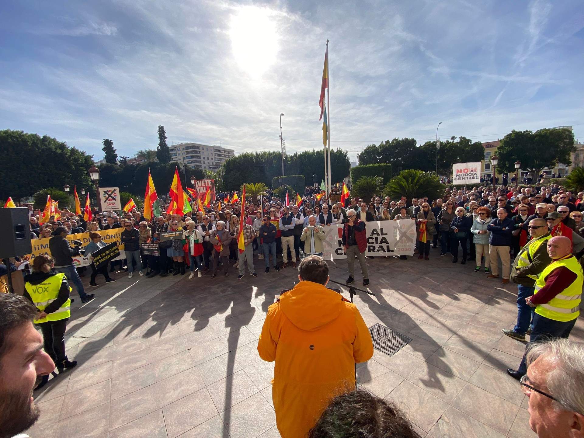 Cientos de personas acompañan a Vox en Murcia en su protesta contra Pedro Sánchez y su Gobierno