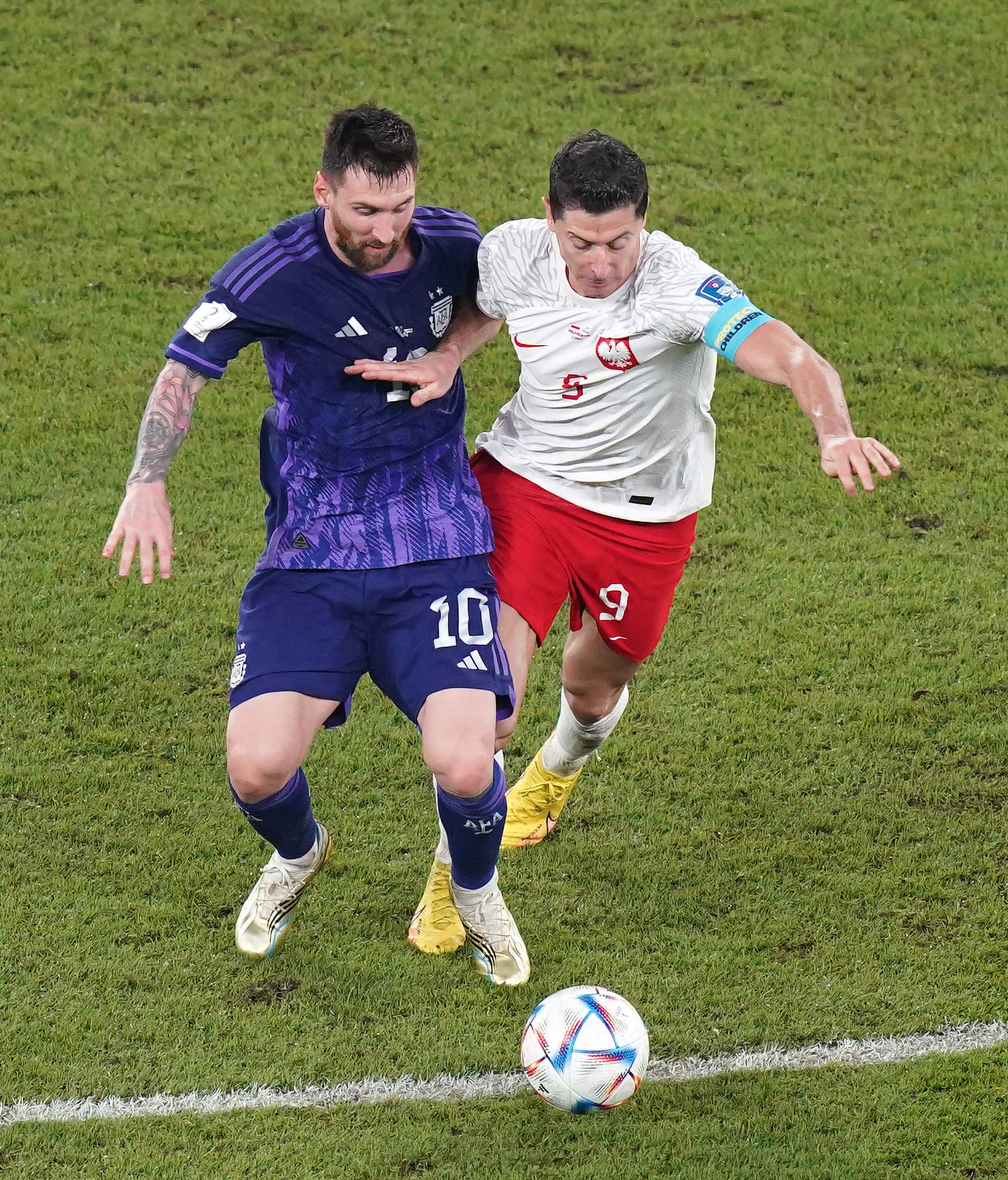 30 November 2022, Qatar, Doha: Argentina's Lionel Messi (L) and Poland's Robert Lewandowski battle for the ball during the FIFA World Cup Qatar 2022 Group C soccer match between Poland and Argentina at Stadium 974. Photo: Adam Davy/PA Wire/dpa
Fecha: 30/11/2022.