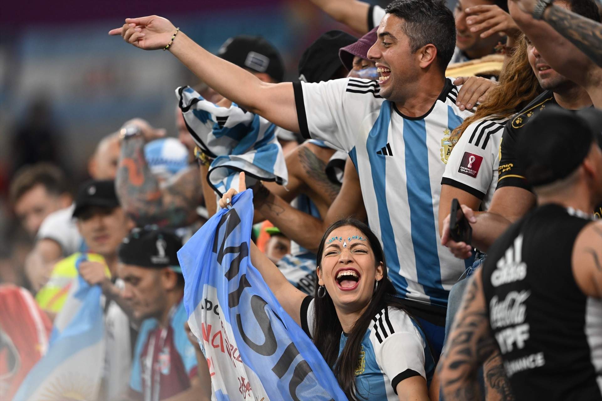 La afición argentina como si fuera la bombonera en Buenos Aires, celebrando el primero gol de Messi
