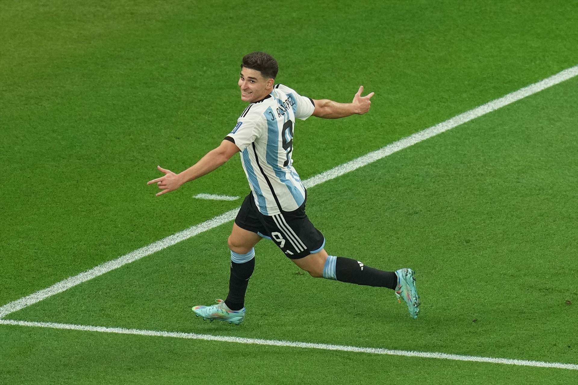 Celebración de Julián Álvarez junto a Leo Messi y Rodrigo de Paul.