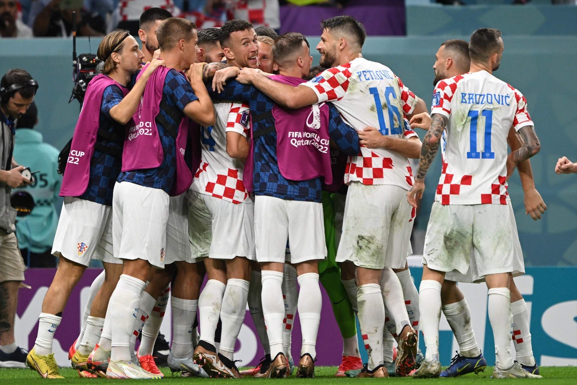La selección croata logra el pase a los cuartos de final tras una actuación estelar de Livakovic, que paró tres lanzamientos. Perisic mandó el partido a la prórroga con un testarazo letal