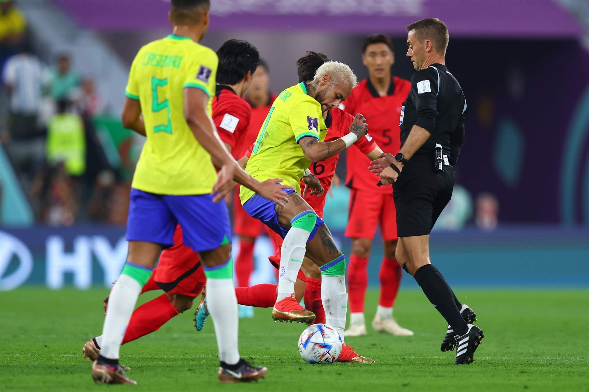 Neymar juega el balón presionado por los jugadores surcoreanos.