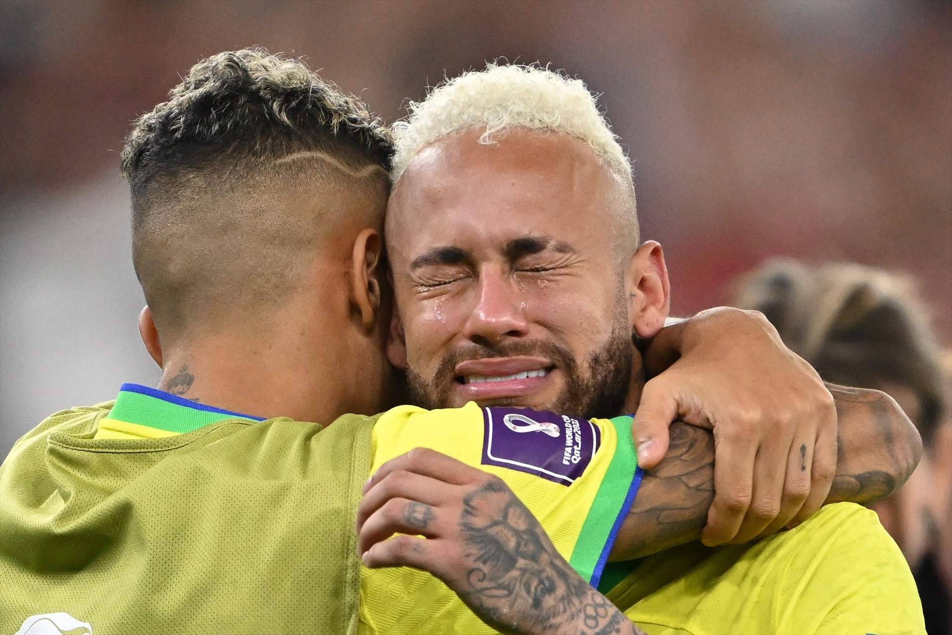 Raphinha conforta a Neymar, después de perder 2-4 en la tanda de penaltis