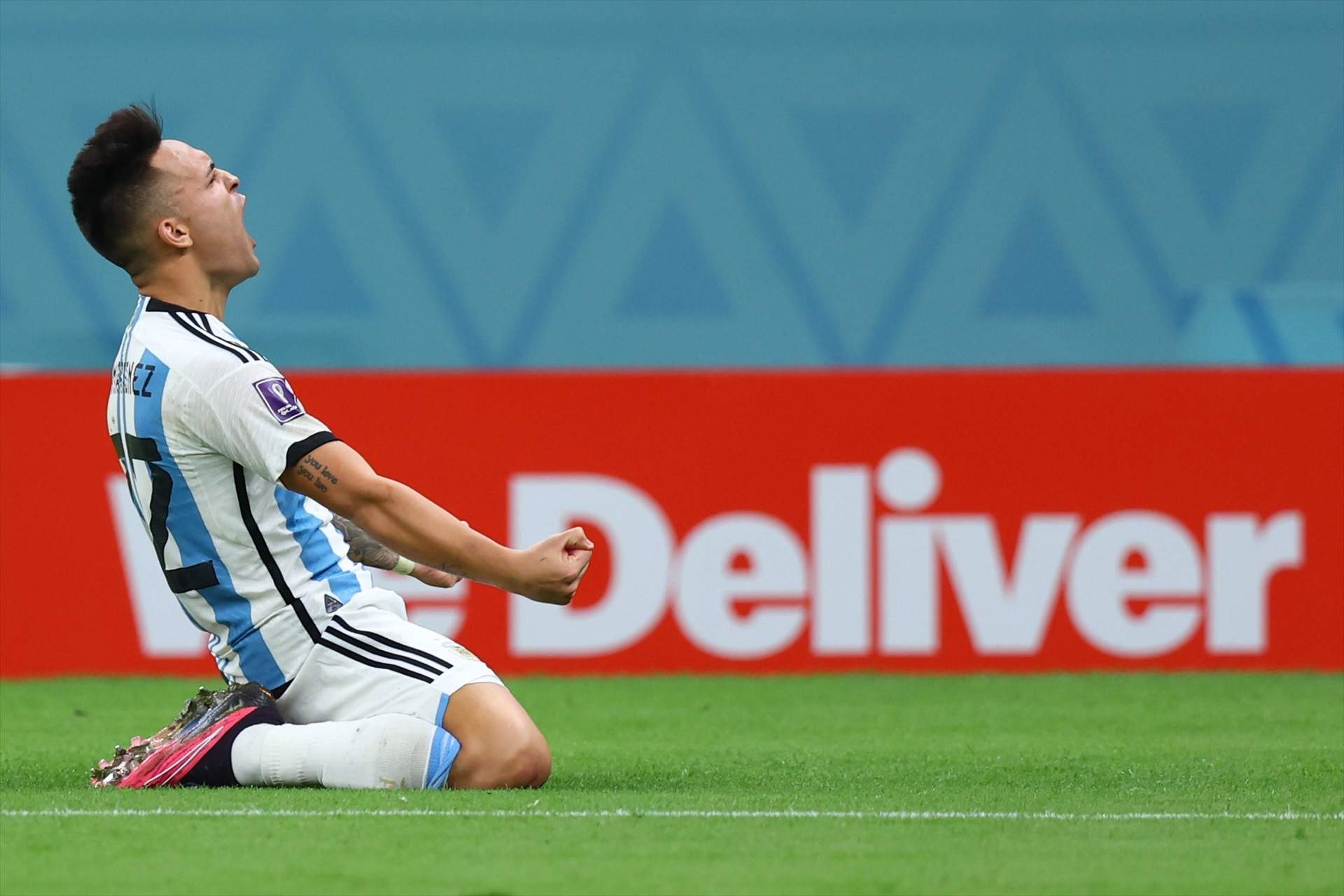 Lautaro Martinez celebrando su gol que dio la ventaja temporal a la selección de la Argentina