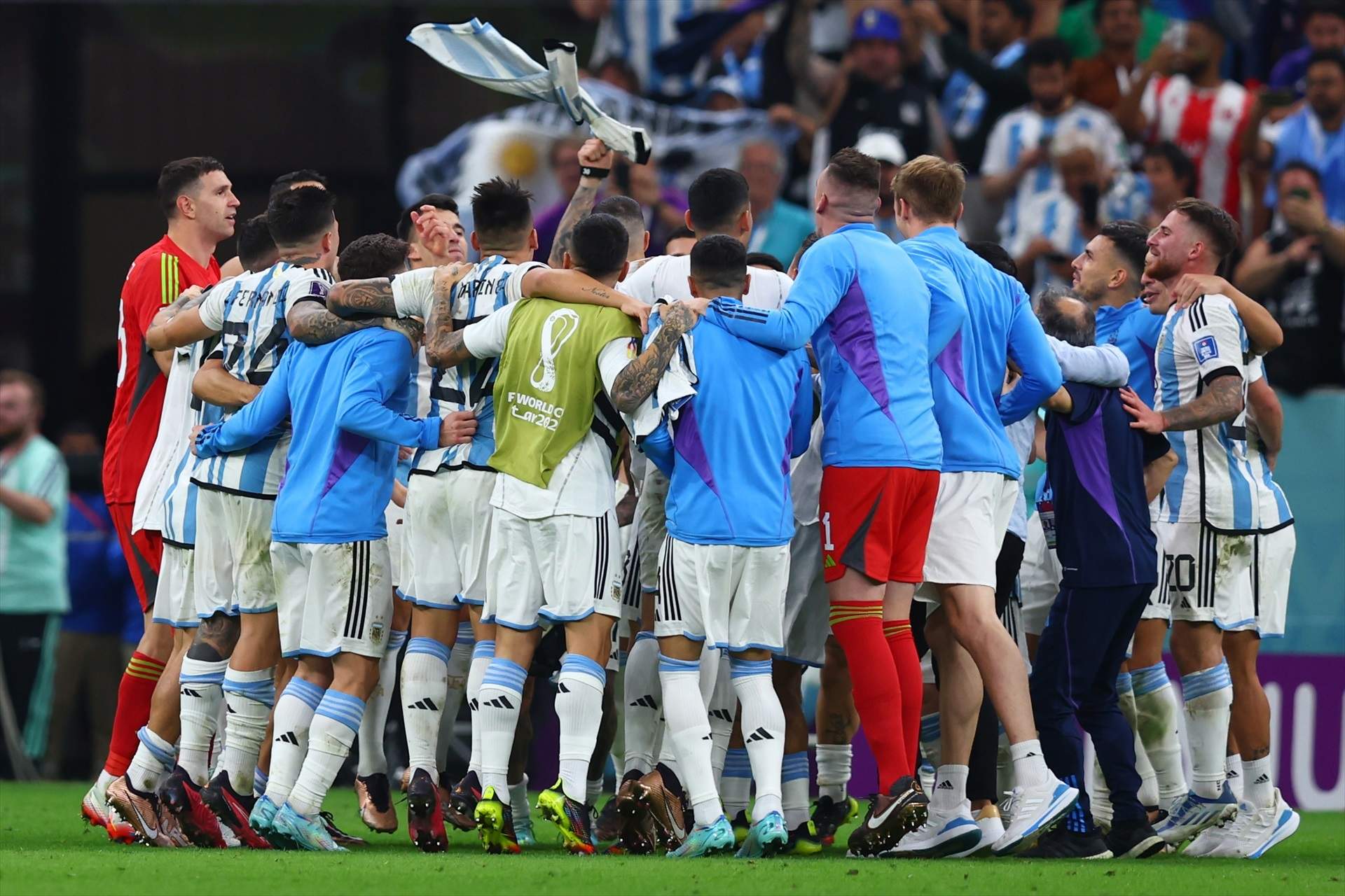 La selección Argentina celebra su victoria que les llevará a la primera semifinal y se enfrentarán a Croacia