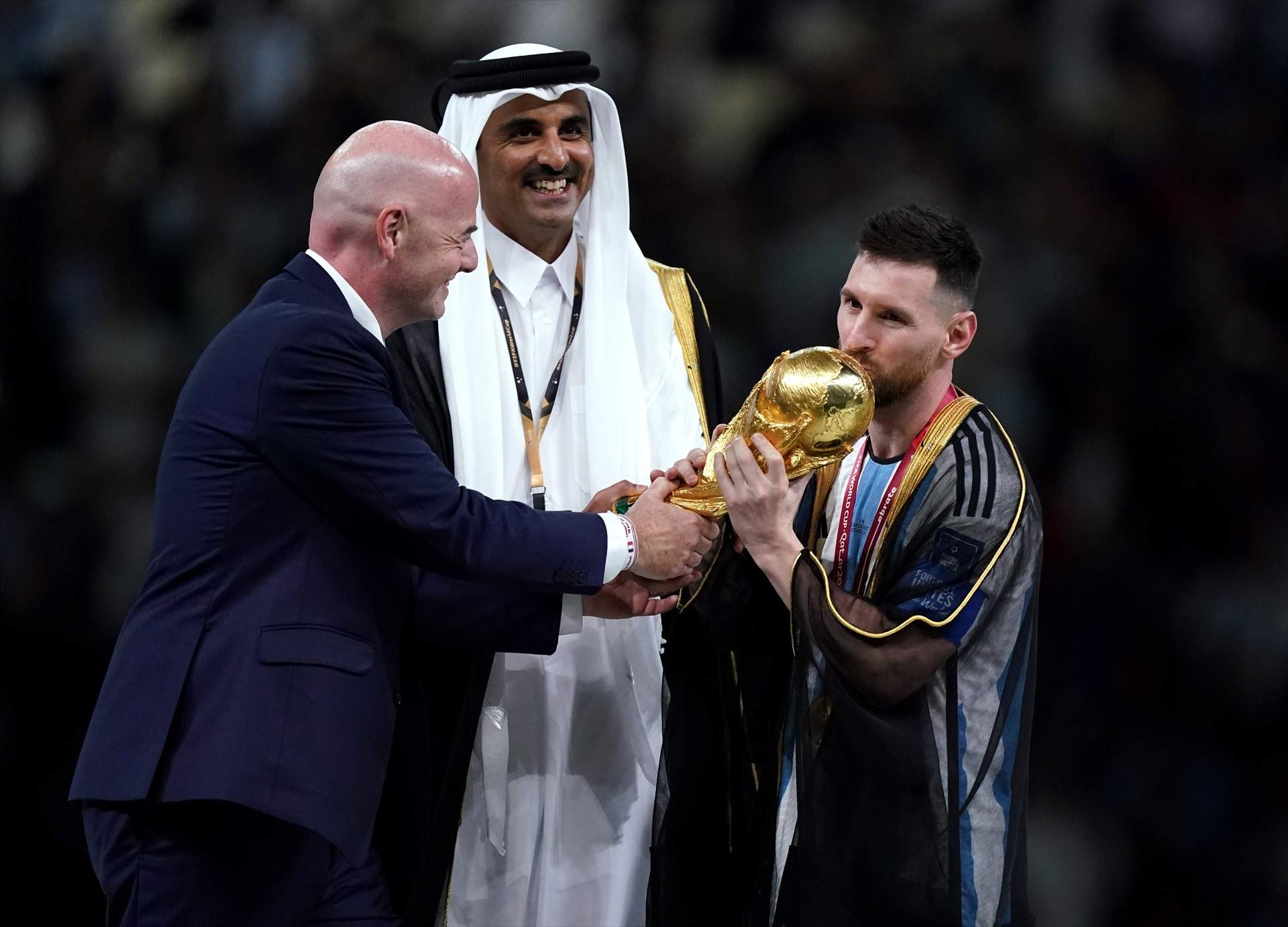 Messi recibe la merecida copa del mundo
