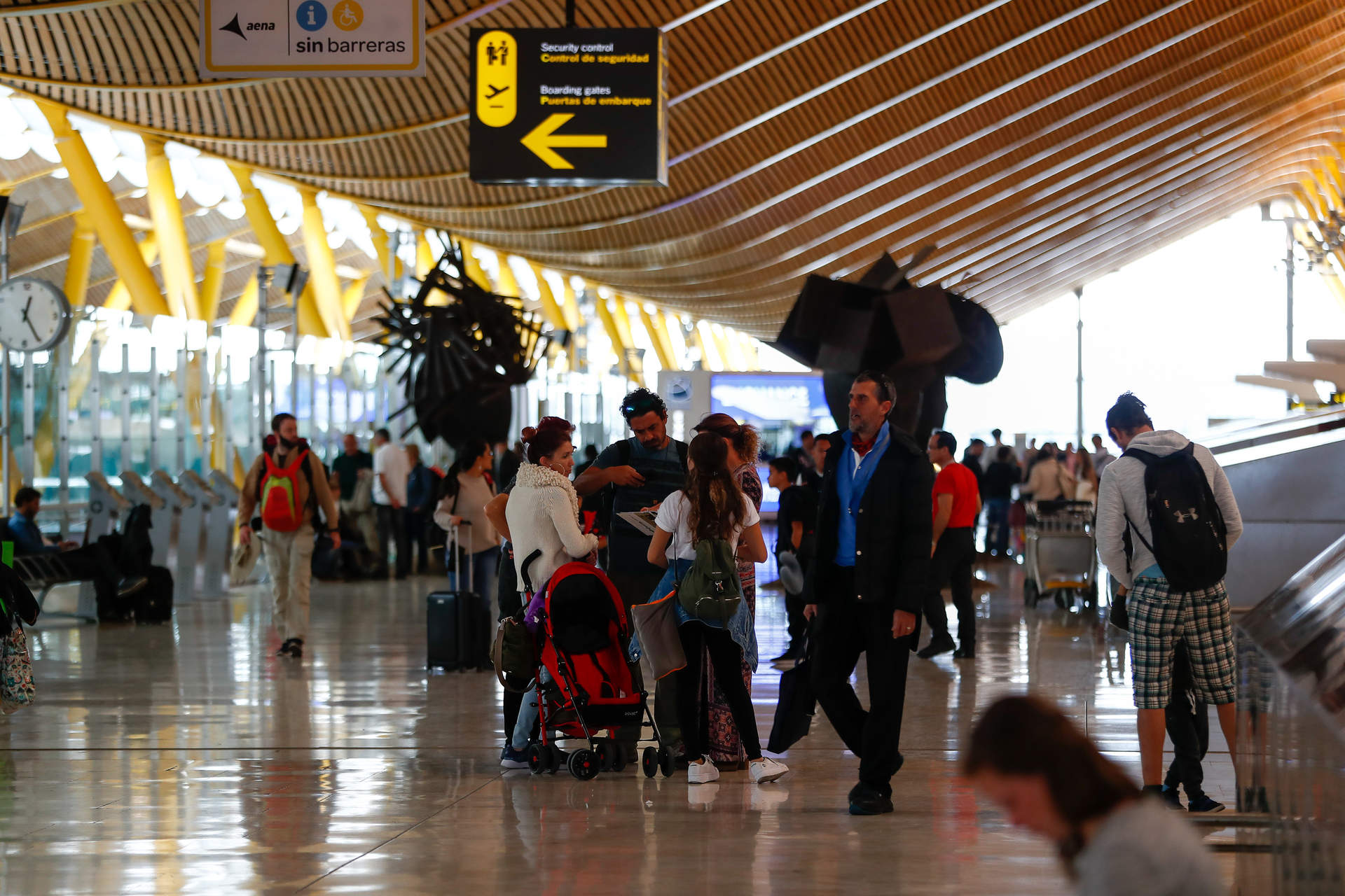 La huelga de vigilantes en el aeropuerto de Barajas provoca colas en los filtros de pasajeros este jueves