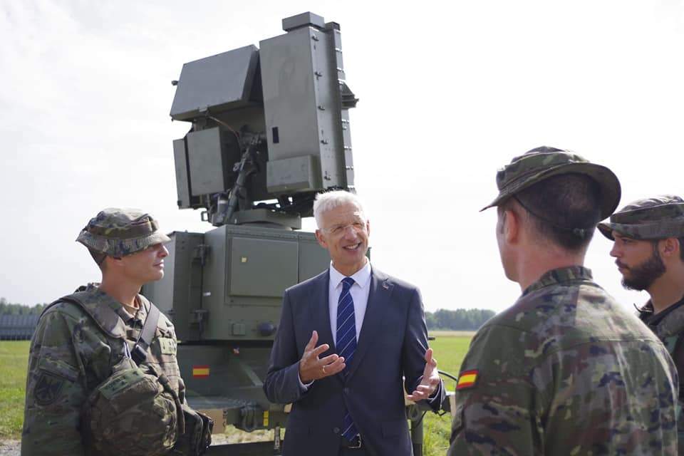 El primer ministro de Letonia, con militares españoles.