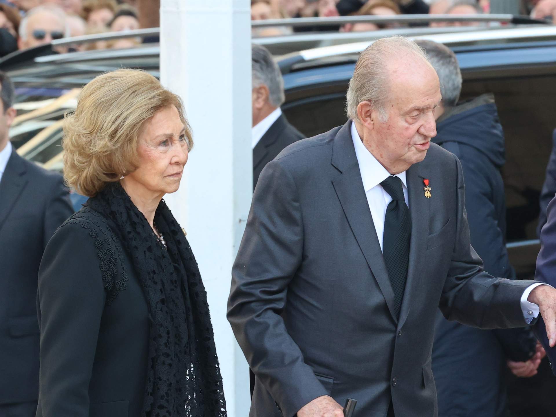 La reina Sofía y el rey Juan Carlos I llegando al funeral por el rey Constantino de Grecia en la Catedral Metropolitana de Atenas.