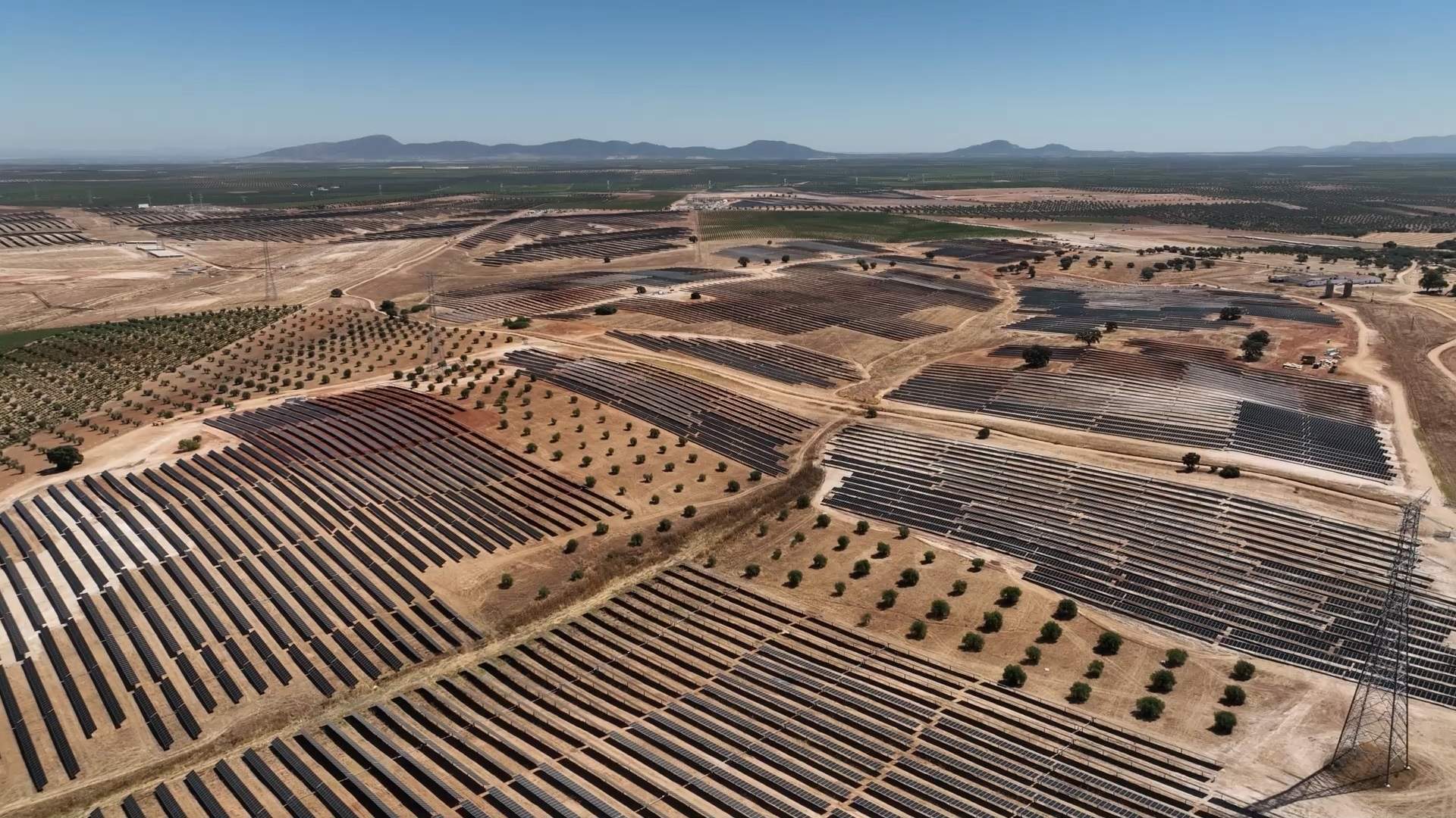 Acciona Energía pone en marcha Extremadura I, II y III, su mayor complejo fotovoltaico en España