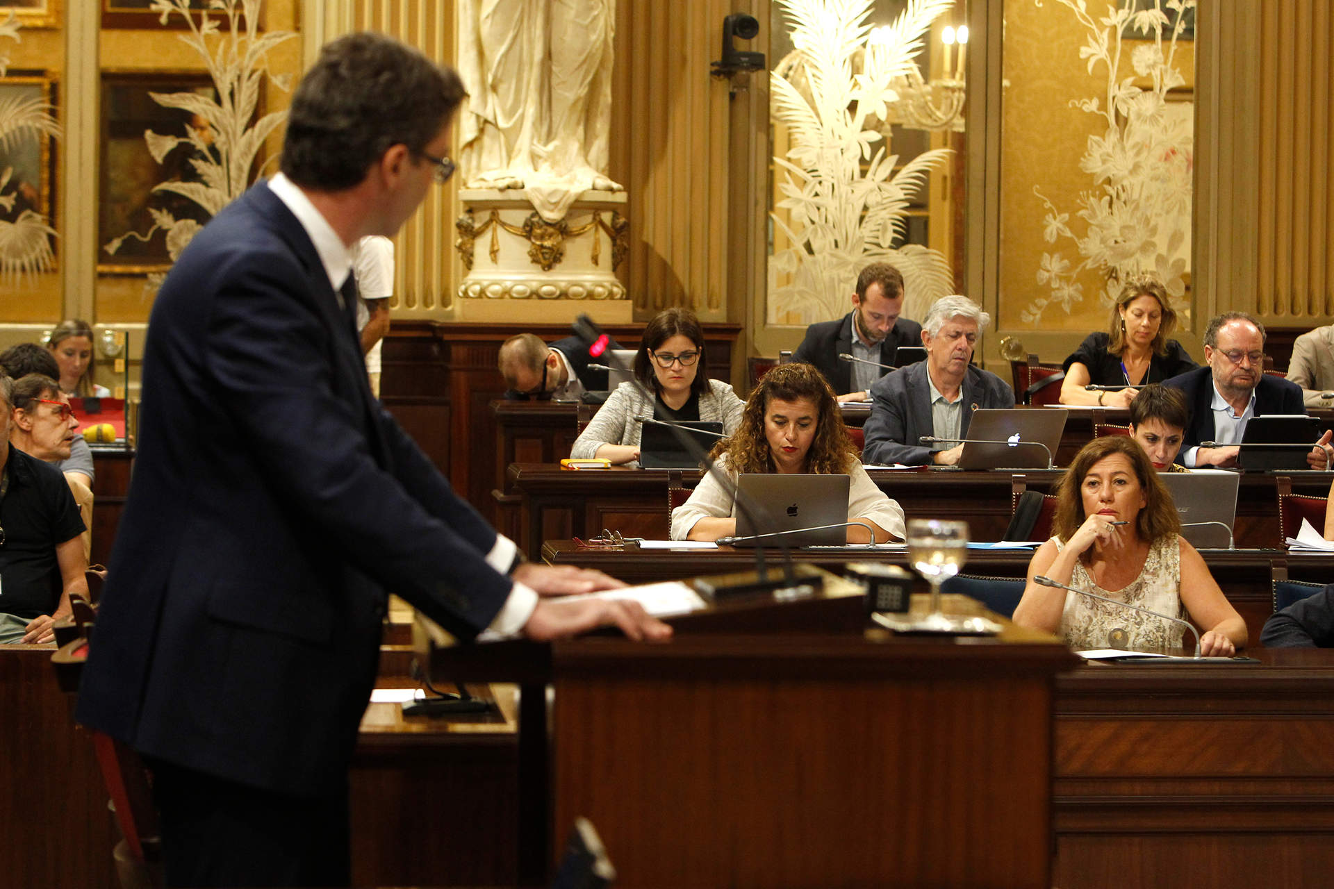 El portavoz parlamentario del PP, Toni Costa, y la presidenta del Govern, Francina Armengol, durante una intervención en el Parlament.