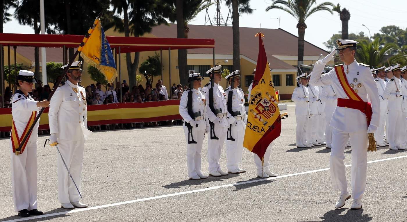 Entrega de despachos en la Escuela de Suboficiales de la Armada.