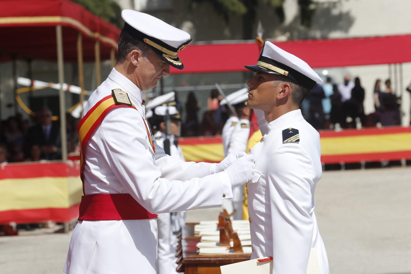 Entrega de despachos en la Escuela de Suboficiales de la Armada.