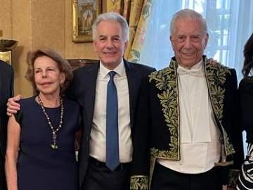 Cargar máis
Álvaro Vargas Llosa posa feliz con sus padres en el acto de entrada de Mario Vargas Llosa en la Academia Francesa.